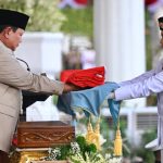 Presiden Prabowo Pimpin Penurunan Sang Merah Putih, Tutup Rangkaian HUT ke-81 RI